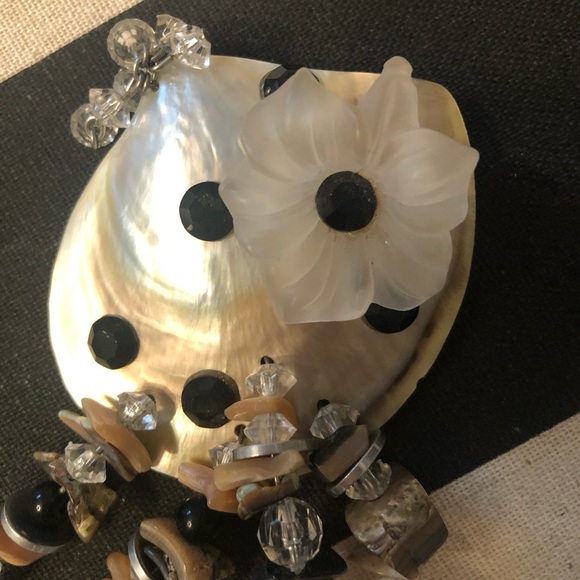 Shell Brooch - Picture 6 of 7